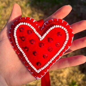 de voiture attrape-soleil coeur | Décoration de voiture pour la fête des mères | Ornement coeur rouge et blanc | Accessoire de rétroviseur fait main | Fait main