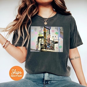 Maglietta con collage di balconi funky, maglietta con estetica surreale, maglietta con arte "money bag", grafica urban doodle, maglietta o maglione streetwear in stile vintage Y2K