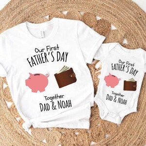 Unser erster Vatertag passendes Shirt-Set, Papa und Baby Sparschwein Brieftasche Outfit, personalisiertes individuelles Geschenk für neuen Vater, 1. Vatertag