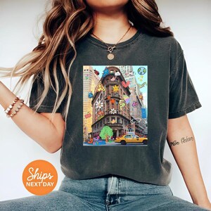 Camiseta con garabatos de Nueva York, camiseta con dibujos de la ciudad de Nueva York, camiseta con edificios vintage, top de arte callejero colorido, camiseta urbana con colores cómodos y bonitos.