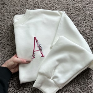 Moletom bordado iniciais de florescência de <br> Entrega Rápida? Design floral feito sob encomenda suéter de <br> Não Perca! Hoodie bordado flor personalizado de <br> Entrega Rápida? Seu moletom florido