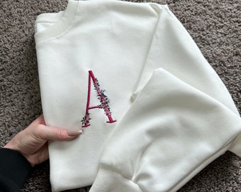 Sudadera bordada con iniciales en flor / Jersey de diseño floral personalizado / Sudadera con capucha bordada en flor personalizada / Su sudadera con flores