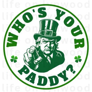 Pode incluir: Um círculo verde com o texto "Who's Your Paddy?" em branco. Uma ilustração de desenho animado de um homem usando um chapéu de duende verde e um terno verde está apontando para o espectador.
