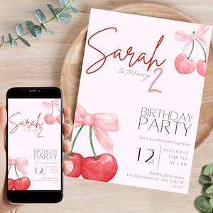 Puede incluir: Una invitación de fiesta de cumpleaños rosa y blanca con un tema de cereza. La invitación dice "Sarah cumple 2 años" e incluye la fecha y la hora de la fiesta. La invitación está decorada con lazos rosas y cerezas rojas.