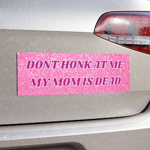 Não Buzine Ímã de Para-choque Minha Mãe Está Morta Adesivo Magnético para Carro, Clube das Mães Mortas, Decoração Engraçada para Carro, Ímã de Humor Negro Meme Presente para Ela