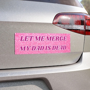 Let Me Merge バンパーマグネット、My Dad Is Dead おもしろマグネットステッカー、奇妙に具体的なギフト、皮肉なデカール、奇妙な Gen Z ミームの車両アクセサリー Y2k