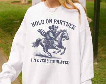 Espera, compañero, estoy sobreestimulado. Sudadera con capucha de mapache. Suéter con capucha de mapache de salud mental. Sudadera divertida con cuello redondo estilo western. Meme de ansiedad sarcástica.