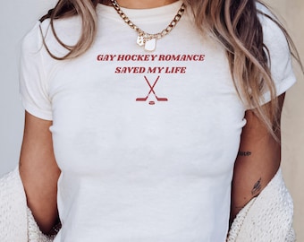 Gay Hockey Romance Saved My Life Funny Baby Tee Vijanden voor Liefhebbers Shirt Hockey Baby Tee Game Day Shirt Hockey Book Merch Pride Baby Tee