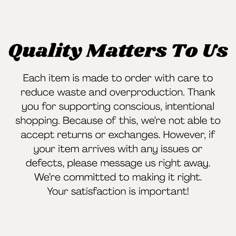 Puede incluir: Texto sobre un fondo crema: "Quality Matters To Us". El texto explica que los art&iacute;culos se fabrican por encargo para reducir el desperdicio y agradece a los clientes que apoyan las compras conscientes. Tambi&eacute;n aborda las devoluciones.