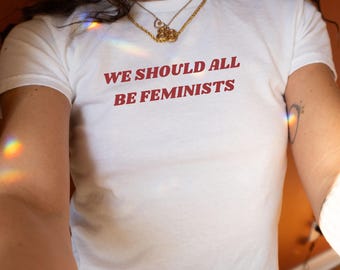 Koszulka dla niemowląt "Wszyscy powinniśmy być feministami" Koszulka feministyczna Koszulka dla niemowląt Subtelna koszulka feminizmu Y2K Estetyczna koszulka dla niemowląt Koszulka o prawach kobiet Prezent dla niej
