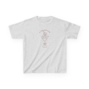 Camiseta de bebê lésbica e gay A Tini Bit, camiseta de cowgirl gay, camiseta lésbica feminina, camiseta sutil de orgulho bissexual, camiseta de orgulho WLW, moda queer Ash