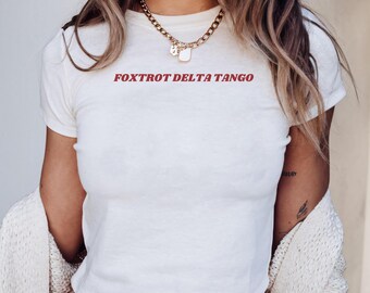 フォックストロット デルタ タンゴTシャツ リベラル レディースシャツ Y2K ベビーTシャツ 控えめな反トランプ FDT シャツ フェミニスト活動家服 彼女へのキュートな民主党ギフト