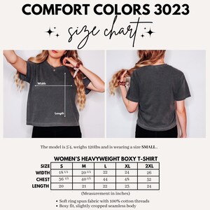 Puede incluir: Tabla de tallas para una camiseta boxy de peso pesado Comfort Colors 3023 para mujer. La tabla incluye medidas en pulgadas para las tallas S a 2XL. La modelo mide 1,63 m y pesa 54 kg, usando una talla S. La camiseta est&aacute; hecha de tejido suave.