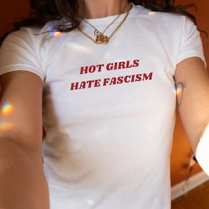 Hot Girls Hate Fascism Y2K Baby Tee Pro Immigration Shirt Anti Racism T-Shirt Political Activist Clothes Anti Trump Shirt Liberal Women Tee