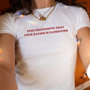 Arrêtez de prétendre que votre racisme, c'est du patriotisme T-shirt bébé Chemise anti-atout Chemise anti-racisme T-shirt féministe politique Cadeau militant de la justice sociale