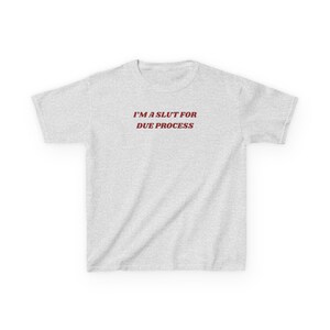 Camiseta "Eu sou uma vagabunda pelo devido processo legal" Eu amo o devido processo legal Camiseta feminista para bebês Camiseta política engraçada Camiseta anti-Trump Camiseta para bebês Y2K Presente para estudantes de direito Ash
