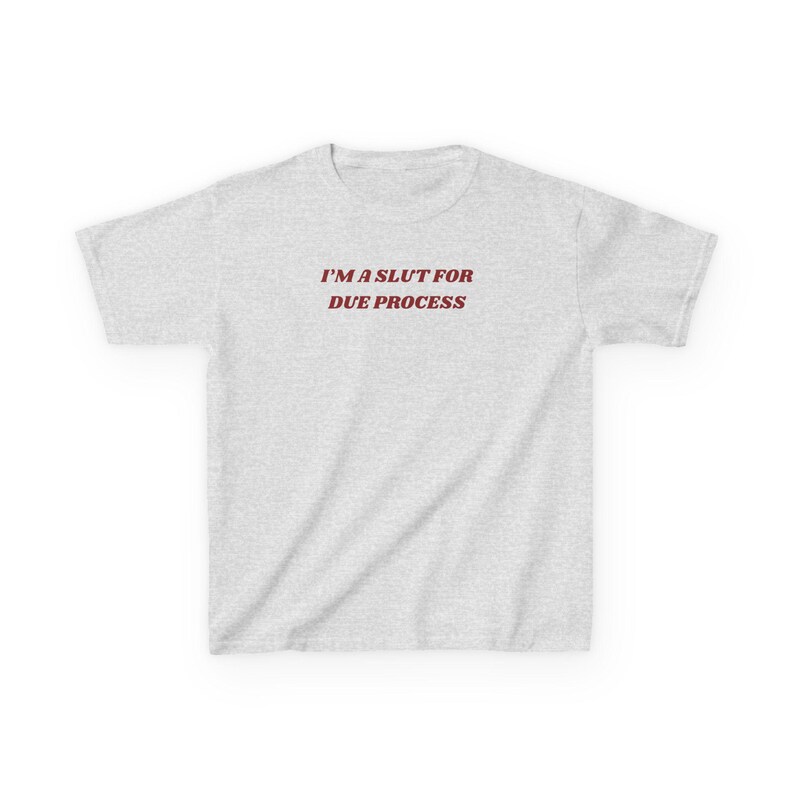 Camiseta "Eu sou uma vagabunda pelo devido processo legal" Eu amo o devido processo legal Camiseta feminista para bebês Camiseta política engraçada Camiseta anti-Trump Camiseta para bebês Y2K Presente para estudantes de direito Ash