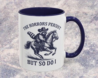 Taza de mapache «Los horrores persisten, pero yo también», taza con meme divertido, taza de café graciosa, taza rara y vergonzosa, regalo para el mejor amigo de la Generación Z, para amantes de los mapaches