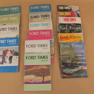 Könnte beinhalten: Eine Sammlung von Vintage-Ford-Times-Magazinen aus den 1950er und 1960er Jahren. Die Magazine haben farbenfrohe Cover mit verschiedenen Illustrationen und Texten, darunter "Ford Times" und der Monat und das Jahr der Veröffentlichung.