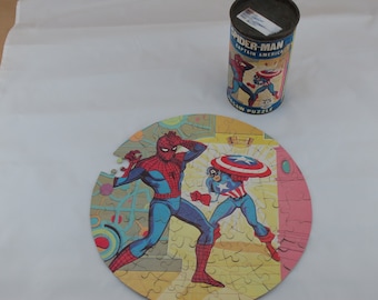 HG Toys Spider Man y Capitán América Rompecabezas redondo de 12 pulgadas en lata de metal, 75 piezas