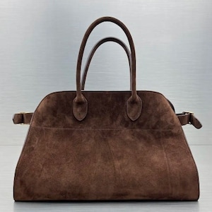 Fashionable suede tote handbag with a soft suede top handle, perfect for women seeking a stylish and versatile accessory Brązowy