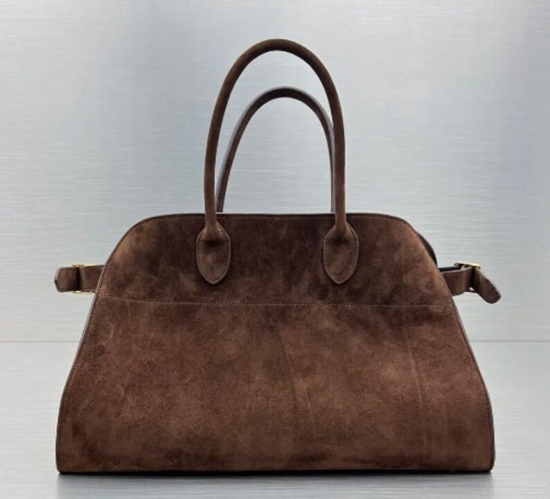 Fashionable suede tote handbag with a soft suede top handle, perfect for women seeking a stylish and versatile accessory Brązowy