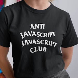 Może przedstawiać: Czarny t-shirt z białym napisem "ANTI JAVASCRIPT JAVASCRIPT CLUB".