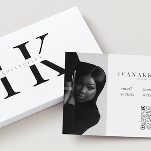 Puede incluir: Una tarjeta de visita en blanco y negro con el texto "IVANAKKOLLECTION LUXURY HAIR EXTENSIONS" y un código QR. También se incluye la dirección de correo electrónico "ivanakkollection" y el nombre de usuario de las redes sociales "@ivanakkollection". Una foto en blanco y negro de una mujer con el pelo largo y negro está en el fondo.