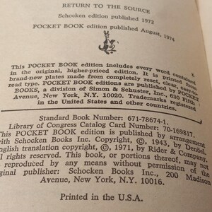 Puede incluir: Primer plano de la p&aacute;gina de copyright de un libro con el t&iacute;tulo "Return to the Source" y el texto "Schocken edition published 1972" y "POCKET BOOK edition published August, 1974". La p&aacute;gina tambi&eacute;n incluye el n&uacute;mero ISBN del libro, el n&uacute;mero de cat&aacute;logo de la Library of Congress y la informaci&oacute;n de copyright.