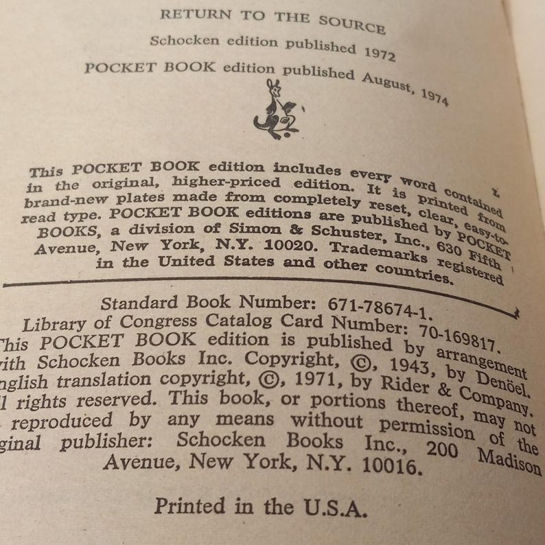 Puede incluir: Primer plano de la p&aacute;gina de copyright de un libro con el t&iacute;tulo "Return to the Source" y el texto "Schocken edition published 1972" y "POCKET BOOK edition published August, 1974". La p&aacute;gina tambi&eacute;n incluye el n&uacute;mero ISBN del libro, el n&uacute;mero de cat&aacute;logo de la Library of Congress y la informaci&oacute;n de copyright.