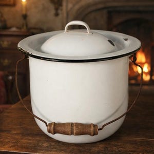 Könnte beinhalten: Ein rustikales Holzschild mit dem handgeschriebenen Wort "Welcome". Das Schild hat eine Used-Optik und ein schlichtes, einladendes Design, ideal für die Inneneinrichtung.