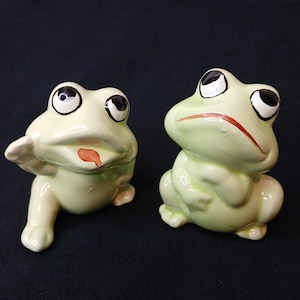 Vintage ART MARK Frog Salt And Pepper Shackers Ceramic Green Japan Kitchen Art