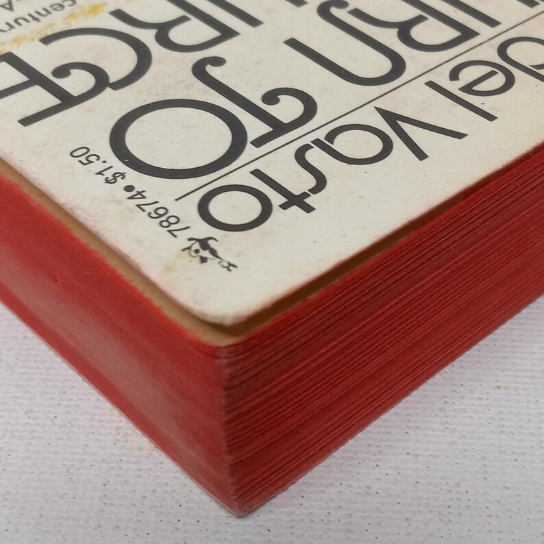 Puede incluir: Primer plano del lomo de un libro de tapa dura rojo con el t&iacute;tulo "El Mundo de" y el texto "1989.74 $ 1.50" impreso en el lomo.