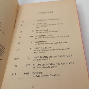 Puede incluir: Un libro titulado "CONTENTS" con una lista de cap&iacute;tulos y n&uacute;meros de p&aacute;gina. Los cap&iacute;tulos incluyen "CEYLON", "MADURAI", "SHRIRINGAM", "WARDHA", "PILGRIMAGE", "THE BANK OF THE GANGES", "FROM ALMORA TO CEYLON" y "EGYPT".