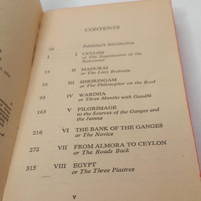 Puede incluir: Un libro titulado "CONTENTS" con una lista de cap&iacute;tulos y n&uacute;meros de p&aacute;gina. Los cap&iacute;tulos incluyen "CEYLON", "MADURAI", "SHRIRINGAM", "WARDHA", "PILGRIMAGE", "THE BANK OF THE GANGES", "FROM ALMORA TO CEYLON" y "EGYPT".