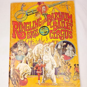 Peut inclure: Programme souvenir vintage du cirque Ringling Bros. et Barnum & Bailey. La couverture jaune présente du texte et des illustrations rouges et oranges de cirque, avec le texte "The Greatest Show on Earth."