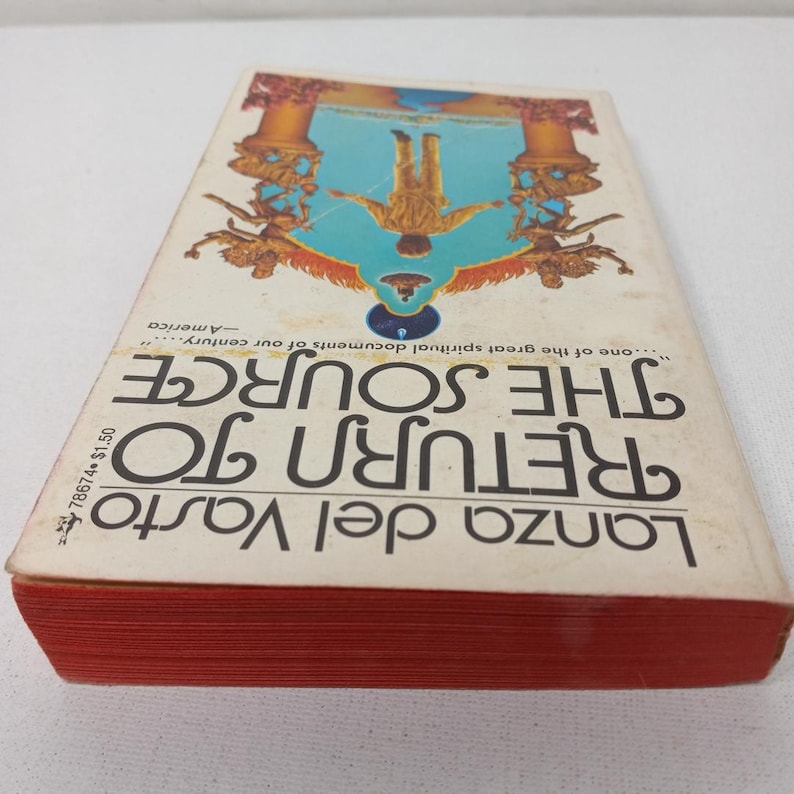 Puede incluir: Una portada de libro vintage con fondo blanco y texto rojo. El t&iacute;tulo es "Regreso a la Fuente" de Lanza del Vasto. El texto est&aacute; en negrita, fuente sin serif. La portada presenta una ilustraci&oacute;n colorida de una persona de pie boca abajo en una puerta.