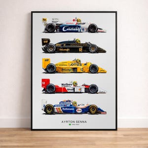 Puede incluir: Una impresión enmarcada con cinco coches de carreras de Fórmula 1 en varios colores, incluyendo azul, negro, amarillo, rojo y blanco. Cada coche tiene logotipos de patrocinadores y el número 12 o 19. La impresión está etiquetada como "AYRTON SENNA 1960-1994".