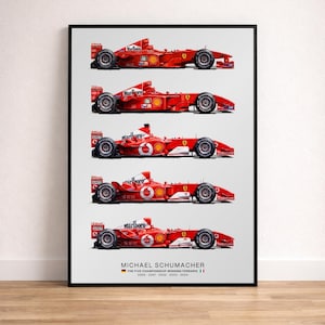 Puede incluir: Un póster enmarcado con cinco coches de carreras de Fórmula 1 rojos, cada uno con logotipos de patrocinadores. Los coches se muestran en una fila, mostrando diferentes diseños. El texto en la parte inferior dice "MICHAEL SCHUMACHER" y enumera los años 2000-2004.