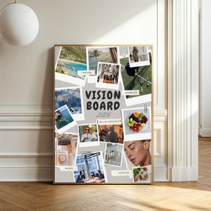 Könnte beinhalten: Ein vertikales Vision-Board-Poster für 2026 mit einer Collage aus verschiedenen Fotografien im Polaroid-Stil. Das Board enthält Abschnitte mit den Bezeichnungen Travel, Hobbies, Relationships, Work und Health und zeigt Bilder von Landschaften, Lebensmitteln, Menschen und Büroumgebungen auf einem hellgrauen Hintergrund.