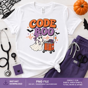 Może przedstawiać: Biały t-shirt z grafiką ducha w fioletowym czepku chirurgicznym i ze stetoskopem, stojącego obok wózka medycznego z kroplówką. Powyżej znajduje się napis CODE BOO w kolorze pomarańczowym i fioletowym wraz z grafiką linii tętna.
