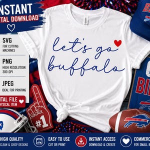 Puede incluir: Una camiseta blanca con el texto azul en cursiva let's go buffalo y un pequeño corazón rojo. El diseño está rodeado de artículos deportivos, incluyendo una gorra azul, un balón de fútbol americano, un casco, un dedo de espuma y un cartel GO BILLS.