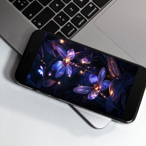 Biolumineszierende Gartentapete | Glühende Fantasy Insekten Handy Hintergrund | Magischer Nachtwald Digitale Kunst | Vertikaler Download