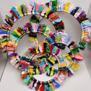 クラフトリース - カラフルなアップサイクルリボンの壁飾り