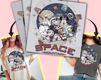 Könnte beinhalten: Ein Grafikdesign im Vintage-Stil mit Mickey Mouse und seinen Freunden in Raumanzügen, die auf einer Rakete sitzen. Das Design enthält Sterne, Planeten und den Text "Space Mountain".
