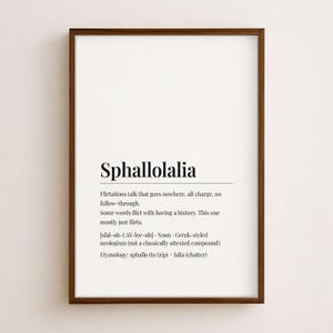 Op de afbeelding: Een ingelijste wandprint met het woord Sphallolalia in een vetgedrukt zwart lettertype. Onder het woord staat een woordenboekdefinitie die flirterig praten beschrijft, gevolgd door de fonetische uitspraak, woordsoort en etymologie.