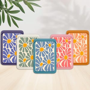 Cartera de piel MagSafe con diseño de margaritas en pastel: tarjetero floral para iPhone.