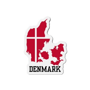 Könnte beinhalten: Ein Aufkleber in Form von Dänemark, mit roter Umrisskarte und weißem Kreuz, der Nationalflagge. Das Wort "DENMARK" ist unten in Schwarz gedruckt. Der Aufkleber hat einen weißen Rand.