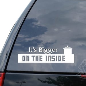 It&#39;s Bigger on The Inside Dr Who Tardis Sticker Decal For Car Truck Motorcycle Window Bumper Helmet Bottle Mug Laptop Wall Home Office Decor