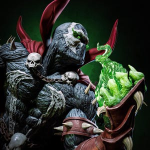 Peut inclure: Statue détaillée du personnage de bande dessinée Spawn. La figurine est principalement gris foncé avec un masque blanc et une cape rouge. Elle tient une énergie verte brillante dans sa main droite. La statue présente des détails complexes, dont des crânes et une armure à pointes.